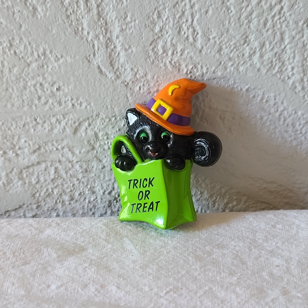Vintage Russ Halloween black with witch hat brooch pin